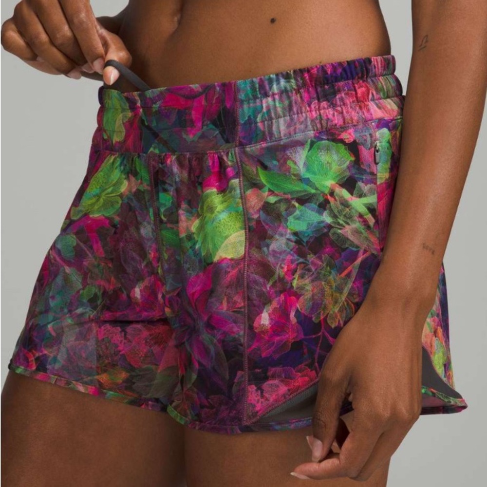Lululemon Hotty Hot Low-Rise Lined Short 4” Size 6